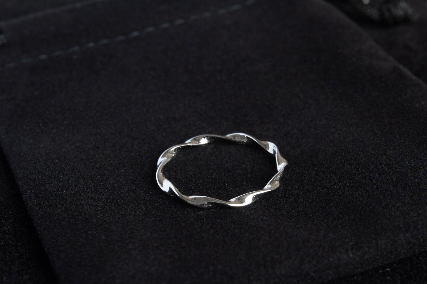 Anel em Prata 925, Design Entrelaçado Elegante